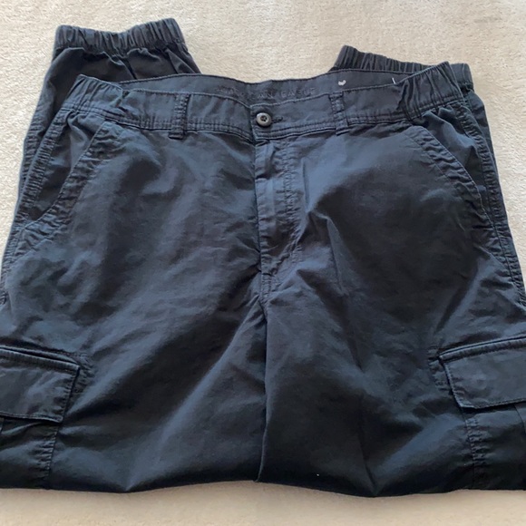 American Eagle black cargo capris size 14 short - Picture 4 of 9
